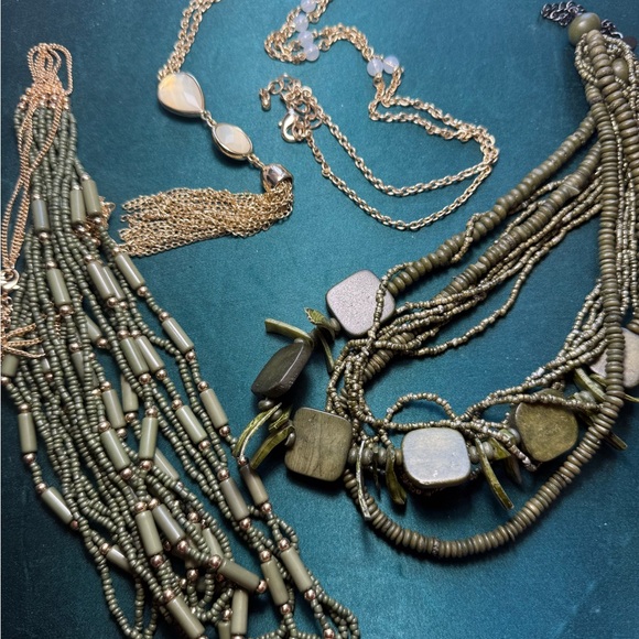 Source Unknown Green and Gold Necklace Collection - Picture 1 of 4